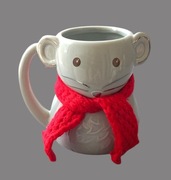 AVON Kubek ceramiczny szary myszka w czerwonym szaliku 350ml