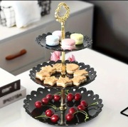 Czarna patera 3-poziomowa ze złotym uchwytem na ciasta i desery plastikowa