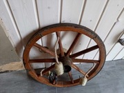 lampa wisząca z koła drewnianego rękodzieło