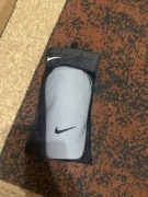 Białe ochraniacze z nike