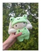 Szydełkowy króliczek w stroju żaby