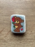 Miś z kwiatkiem, magnes na lodówkę, malowany kamień