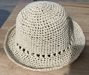 Kapelusz z rafii na szydełku