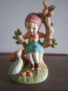 Figurka z porcelany, dziewczynka z gąską