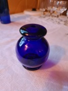 Amforka, wazonik, szkło kobaltowe. 