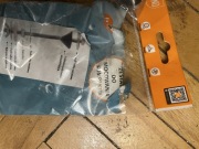 Zestaw do mocowania kompaktu.