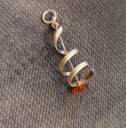 Zawieszka z bursztynkiem