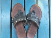 Klapki japonki czarne frędzle ćwieki 