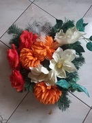 Wiązanka sztuczna na podkładzie zielonym