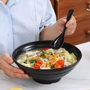 Czarna miska w duże paski Duży kaliber i pojemność