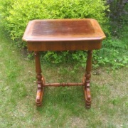 Stoliczek "Niciak", antyczny - fornirowany.