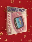Game Boy Advance z pudełkiem