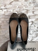 Balerinki ze złotymi ozdobami