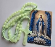 PREZENT RÓŻANIEC Fosforyzujący dla babci z magnesem Matka Boska Medjugorje.