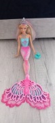 Barbie Syrenka z biżuterią i torebką.