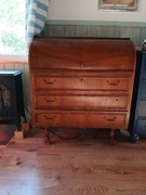 Antyczny sekretarzyk z giętym frontem, szufladki, schowek, kluczyk, 