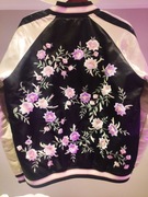 Stylowa kurtka bomberka z kwiatowym haftem – wyróżnij się z tłumu