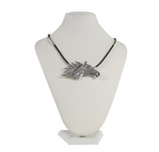 Naszyjnik na czarnym rzemieniu srebrna głowa konia.