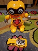 Robot gra i tanczy