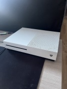 Xbox One S 1TB + 2 pady