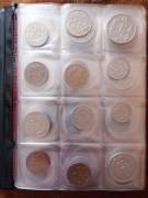 Klaser monet kolekcjonerskich polskich i zagranicznych. 