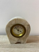 Marmurowy zegar na szafkę nocną vintage