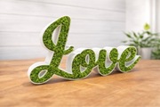 Dekoracja „Love” z mchem – nowoczesna ozdoba do wnętrza