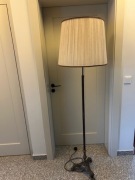 Stara lampa z miedzianą podstawą i plisowanym abażurem