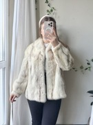 Krótkie futro naturalne do bioder z kołnierzem zapinane ciepłe zimowe