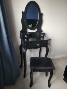 Czarna toaletka z lustrem glamour szuflady siedzisko