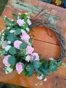 Duży wianek na drzwi cmentarz zielono różowy 