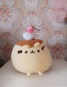 Pusheen maskotka - budyń ,pudding z wisienką.