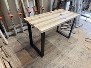 Biurko jesionowe z metalowymi nogami