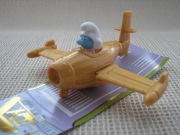 Zabawki z Maxi Kinder - Smerf w złotym samolocie