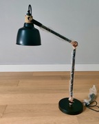 Stylowa lampka biurkowa z regulowanym ramieniem – czarno-złota