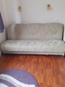 Kanapa z funkcją spania z pojemnikiem na pościel. 