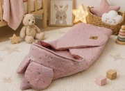 Muślinowy otulacz z kapturkiem do fotelika