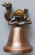 Dzwonek metalowy z wielbłądem fi 4,5; h 7 cm