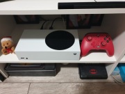 Xbox Series S + pad przewodowy. Tani do grania.