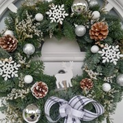 Wianek świąteczny z żywej jodły nobilis i zatrwian