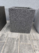 Betonowa zewnętrzna donica kolor ciemno szary 