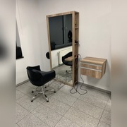 Fotel fryzjerski, lustro fryzjerskie, regał
