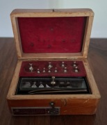 Odważniki do wag laboratoryjnych z PRL-u 1968 r. 