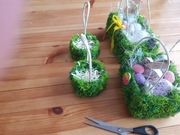 Ozdoby wielkanocne stroiki koszyczki mech