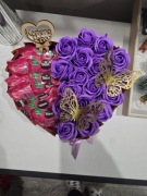 Box w kształcie serca z herbatkami,  słodyczami i różami mydlanymi. 