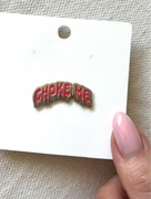 Przypinka do ubrań, plecaka Choke me. 2.9x1 cm.