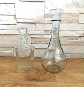 dwie szklane karafki na wino