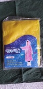Płaszcz przeciwdeszczowy z kapturem cienki żółty.