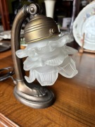 MAŁA CYNOWA LAMPKA SECESYJNA