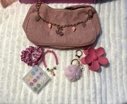 Różowa torebka z łańcuszkiem